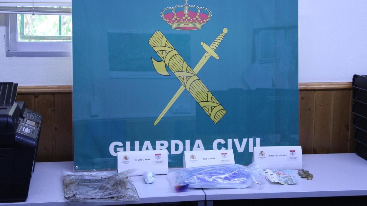 La Guardia Civil detiene a tres vecinos de O Barco con un kilo de cocaína en Rubiá