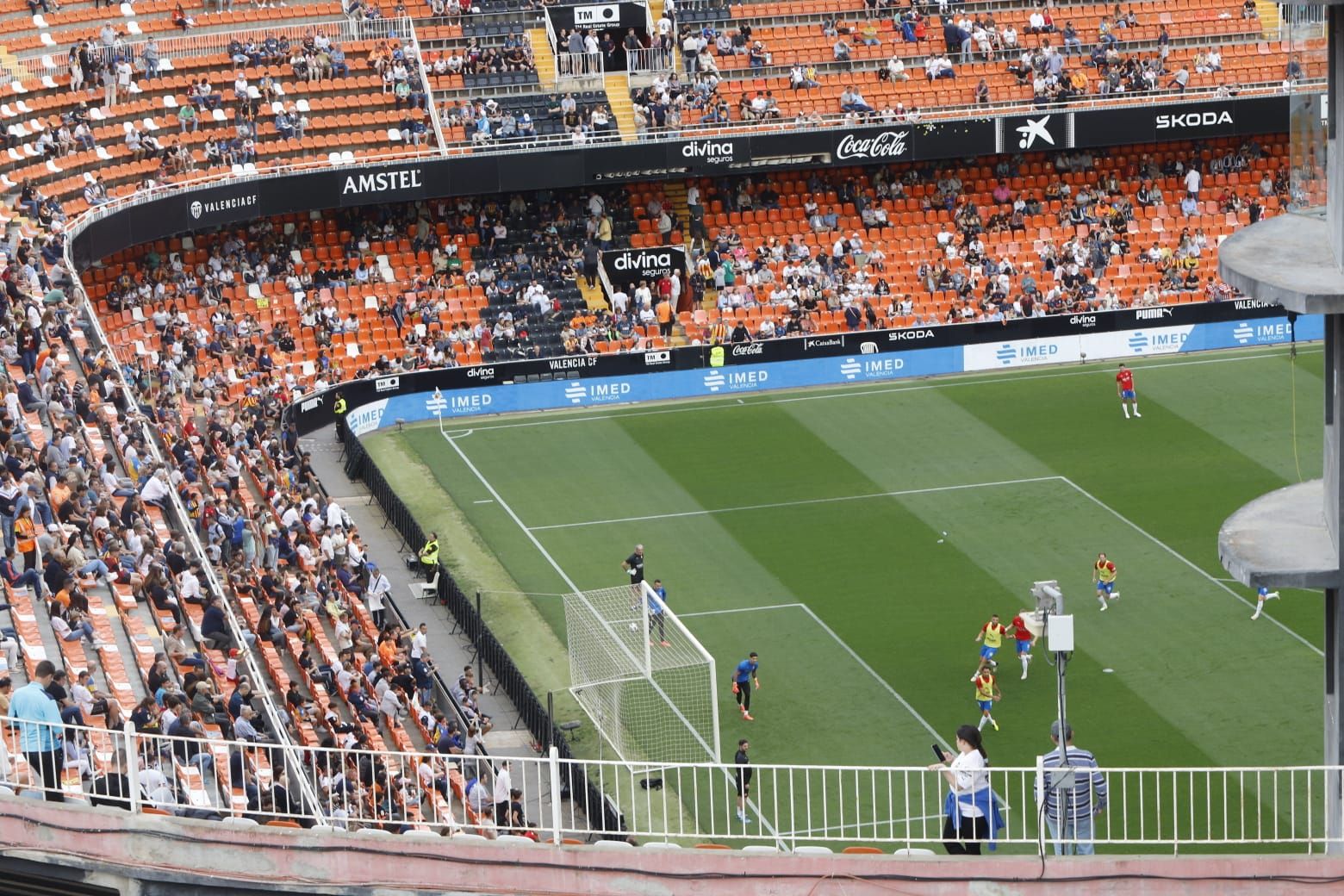 La afición del Valencia CF protesta ante Mestalla contra Peter Lim