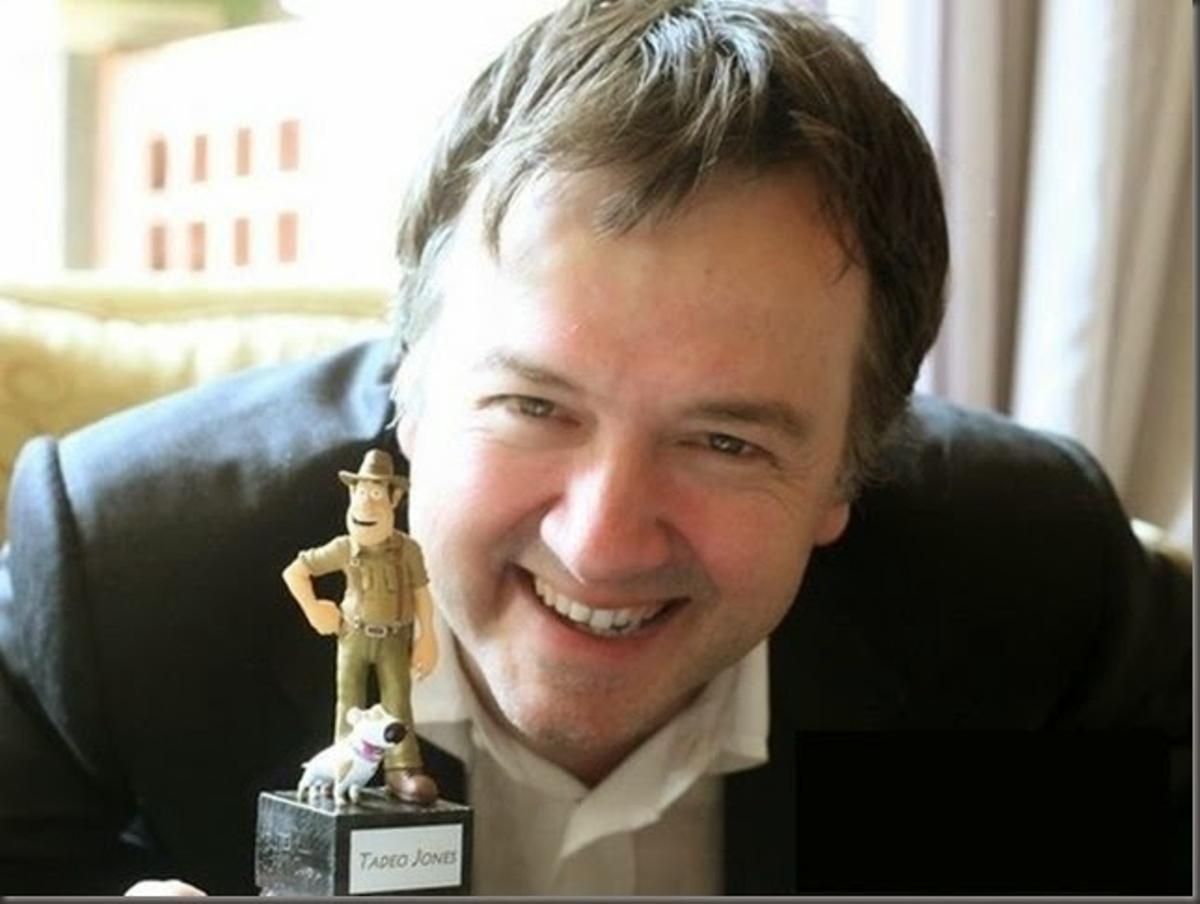 El productor Edmon Roch amb una estatueta de Tadeu Jones.