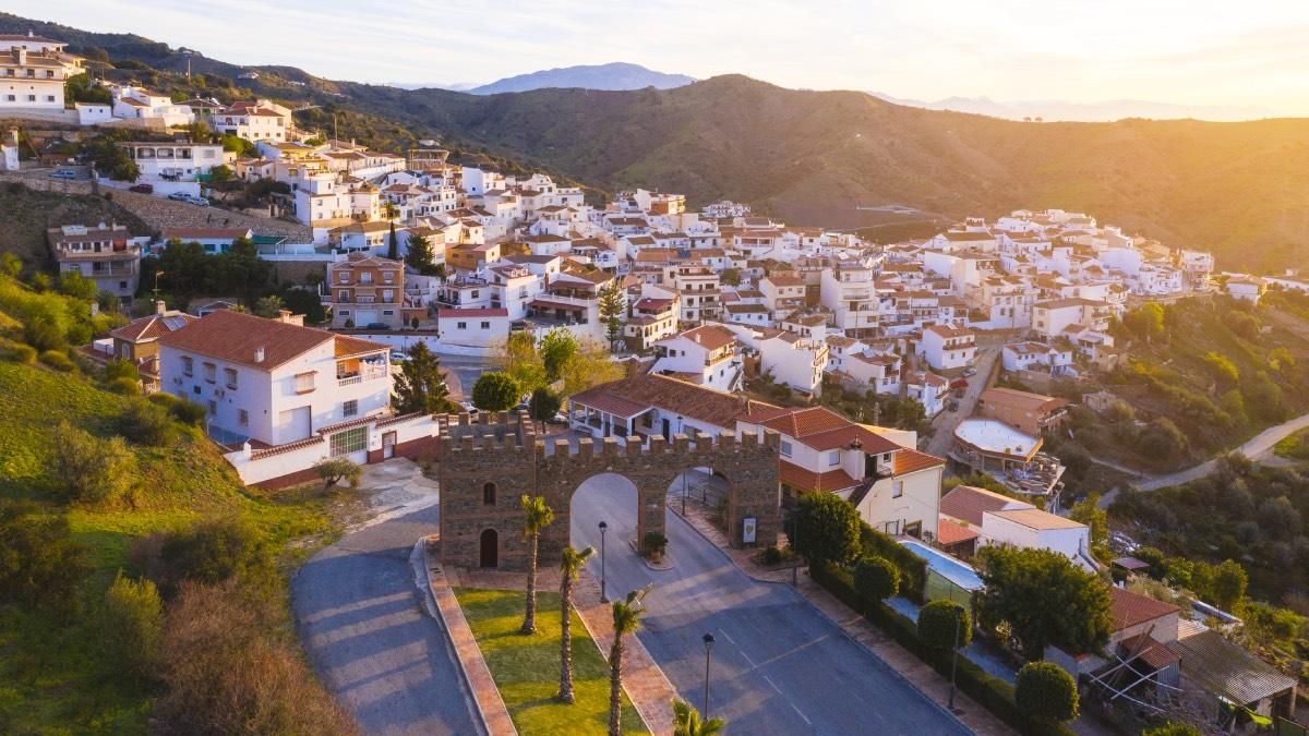La fiesta popular que rinde tributo al vino: en un Pueblo Mágico de Andalucía de &quot;callejuelas empedradas y casas encaladas&quot;