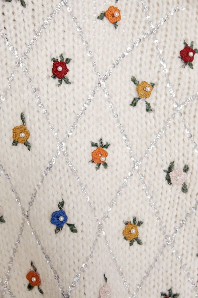 Detalle del cárdigan de Zara con bordado de flores y lentejuelas
