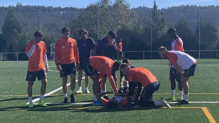 Momento en el que el fisioterapeuta atiende a Javi López tras hacerse daño en su rodilla izquierda. // FDV