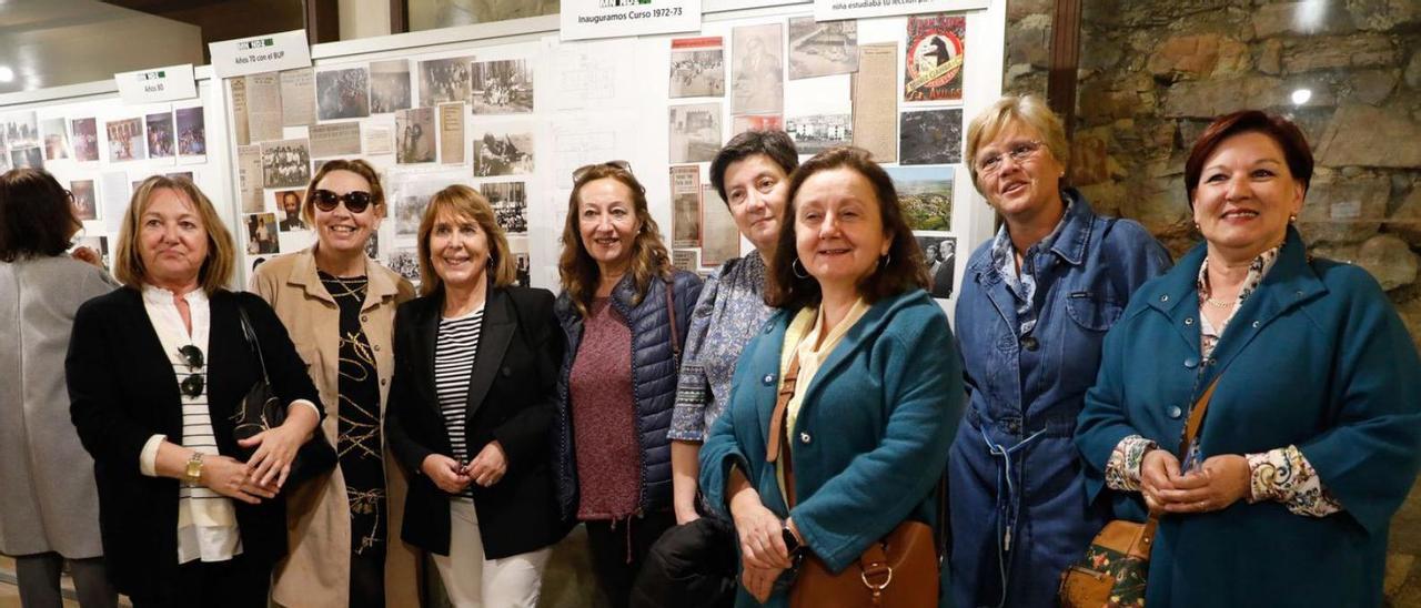 Por la izquierda, Blanca, Maite y Choni Muñiz, Olga Ortega, Carmen Martín, Isabel López, Ana Villarón y Carmen Menéndez, de la primera promoción del Menéndez en su actual ubicación en el    curso 1972-1973. A la derecha, arriba, la coordinadora de la muestra, Isabel Lorenzo, y abajo, dos asistentes a la exposición. | Mara Villamuza