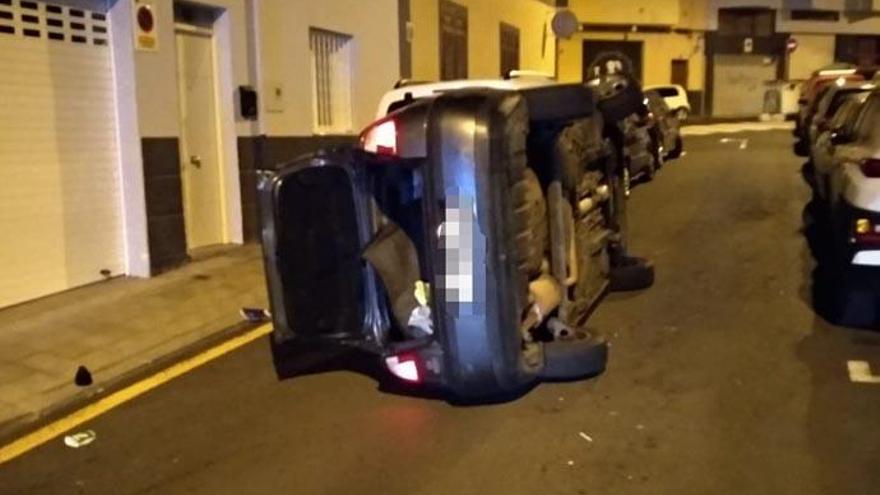 Abandonan el coche tras volcarlo en una calle de Santa Cruz