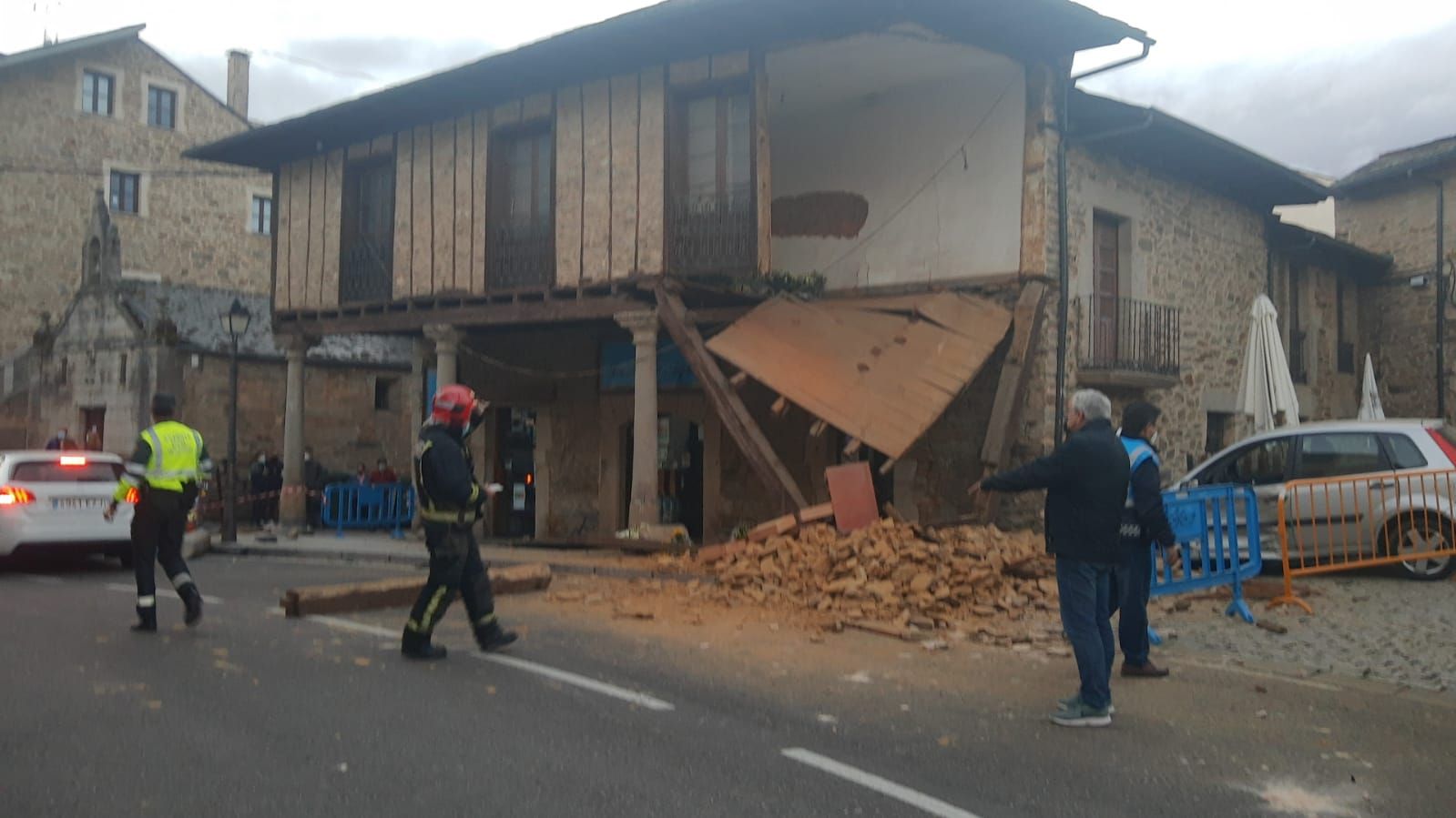 GALERÍA | Las imágenes del accidente contra una casa en Puebla de Sanabria