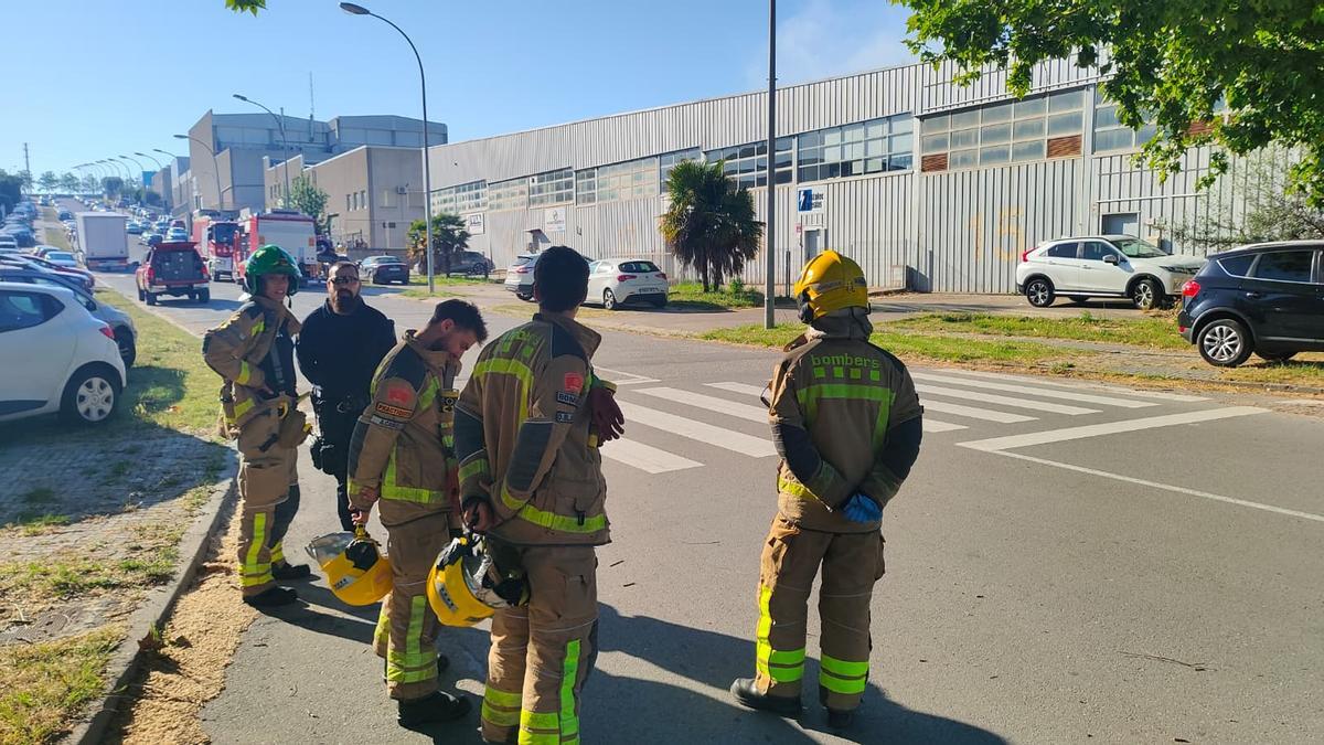 Imatges dels Bombers de la Generalitat treballant en la fuita al polígon de Bufalvent de Manresa