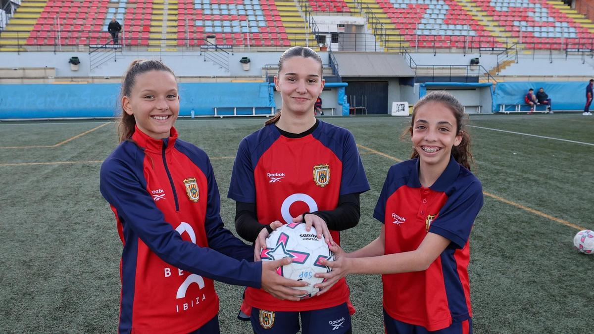 Las tres porteras de la SD Portmany que están triunfando en el fútbol pitiuso