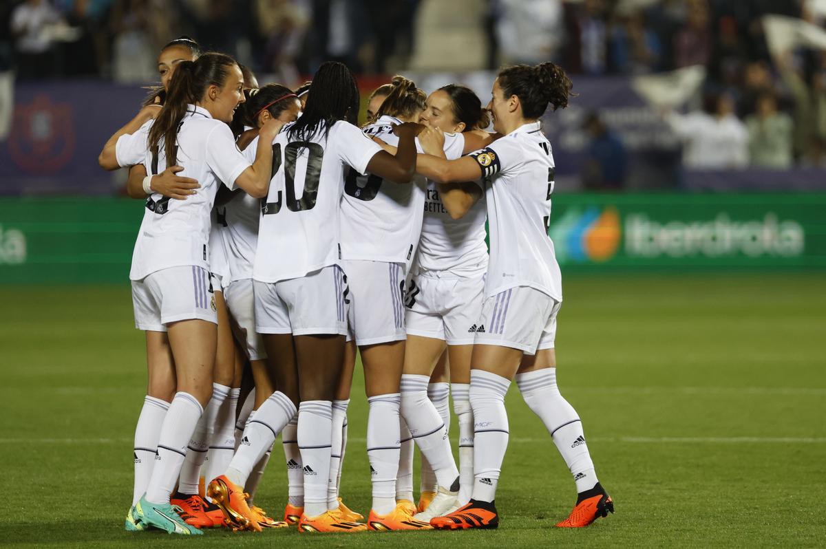 LEGANÉS (C.A. DE MADRID), 27/05/2023.- Las jugadoras del Real Madrid celebran el gol de su equpo anotado por la centrocampista francesa Sandie Toletti durante el partido de la final de la Copa de la Reina disputado este sábado en el estadio de Butarque, en Leganés. EFE/JuanJo Martín