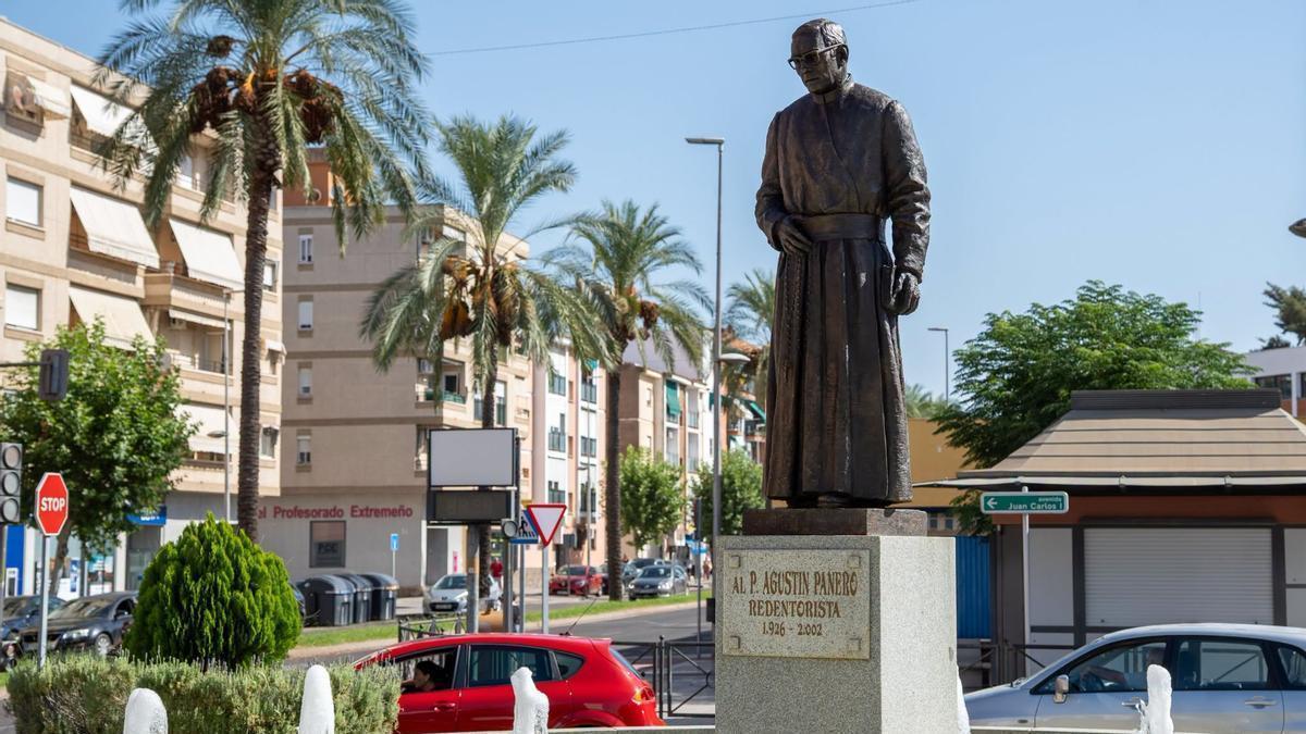 La escultura del Padre Agustín Panero luce de nuevo restaurada en la rotonda de la avenida Juan Carlos I.