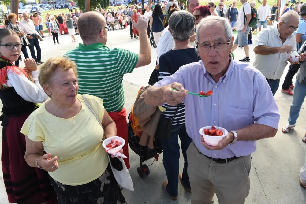 La fiestas del barrio repartieron 100 kilogramos de fruta entre las decenas de personas que disfrutaron de la tarde soleada en el parque.