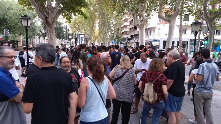 Personas concentradas frente a la delegación del Gobierno