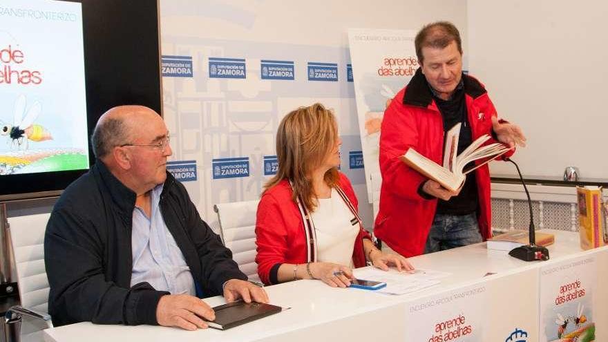 Manuel Gonçalves, Mayte Martín y Antonio Guillén, con el estudio original de la flora.