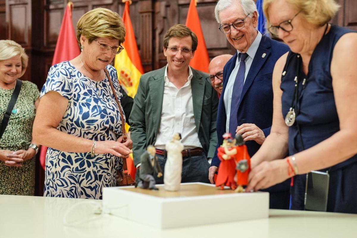 El Concello de Valga viajó a Madrid con su Belén Artesanal bajo el brazo para reunirse con Martínez-Almeida.