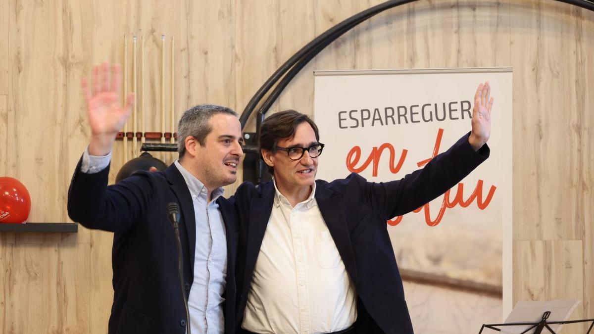 Eduard Rivas i Salvador Illa en la presentació del candidat esparreguerí