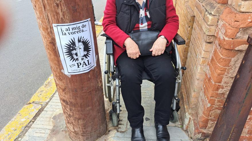 Protesta en Rocafort por los postes que obstaculizan las aceras del municipio
