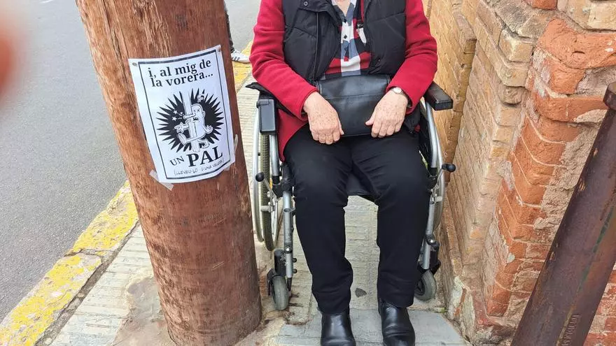 Protesta en Rocafort por los postes que obstaculizan las aceras del municipio
