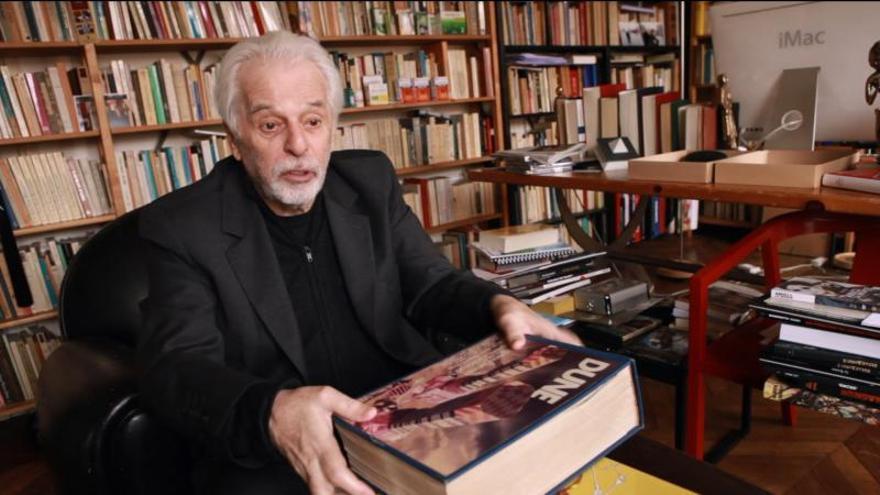 Alejandro Jodorowsky amb l’enorme volum en el qual va enquadernar els més de 3.000 dibuixos que va fer Moebius sobre Dune, pràcticament escena a escena, pla a pla. 