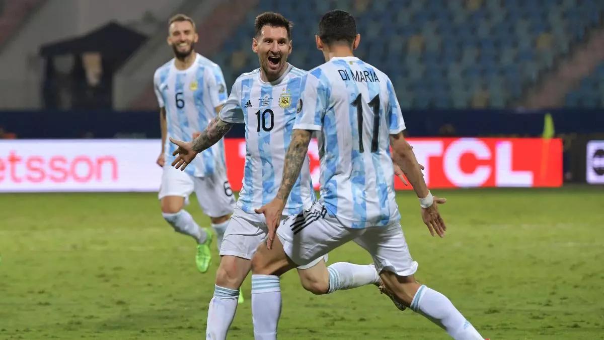 Messi y Di María celebrando un gol