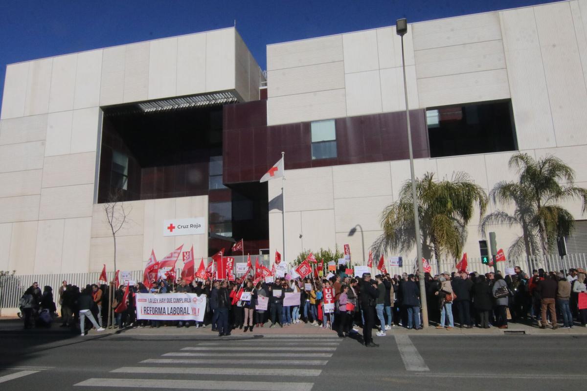 CCOO y UGT han convocado una concentración ante la sede de Cruz Roja en Córdoba en protesta por las condiciones laborales de la plantilla y para reclamar salarios dignos y ajustados a lo que marca la ley. Un portavoz del Comité de Empresa atenderá a los medios de comunicación