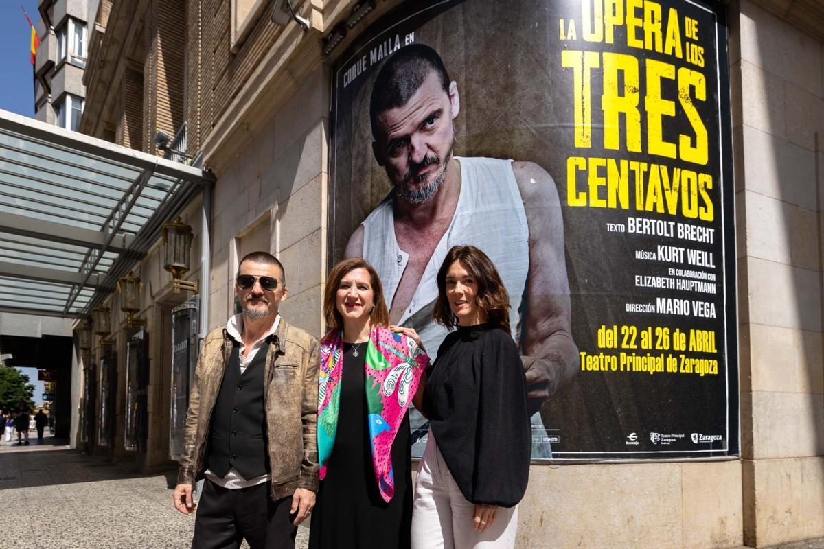 Coque Malla, Sara Fernández y Carmen Barrantes, este miércoles en Zaragoza.
