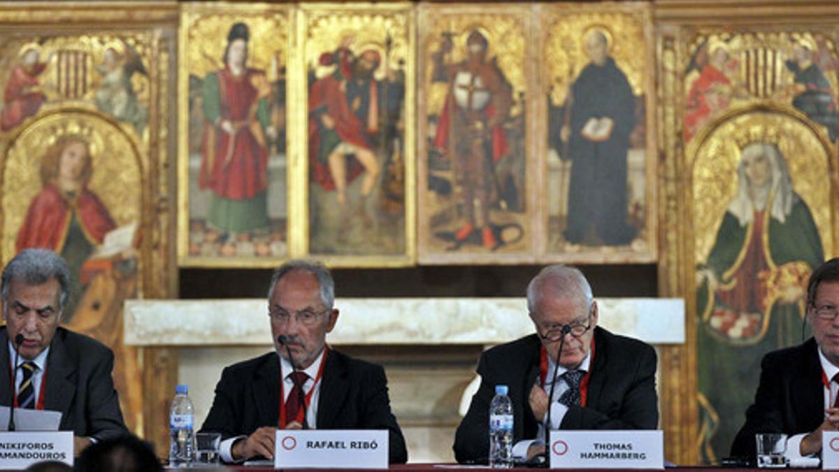 Nikiforos Diamandourous, defensor del pueblo de la Unión Europea; Rafael Ribó, Sindic de Greuges de Catalunya y presidente europeo del IOI, y Thomas Hammarberg, comisario europeo por los Derechos Humanos.