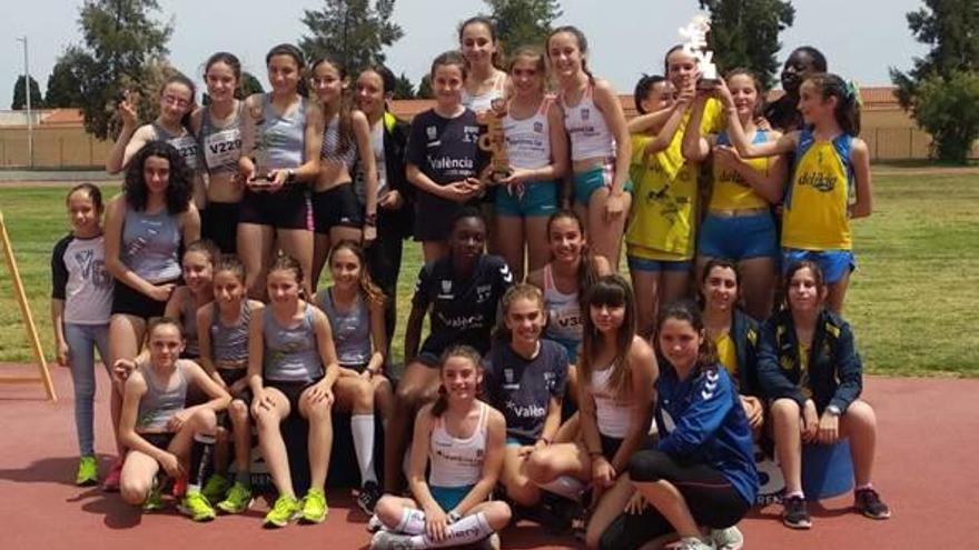 El equipo U14 del CA Safor con el trofeo en la pista de Torrent.