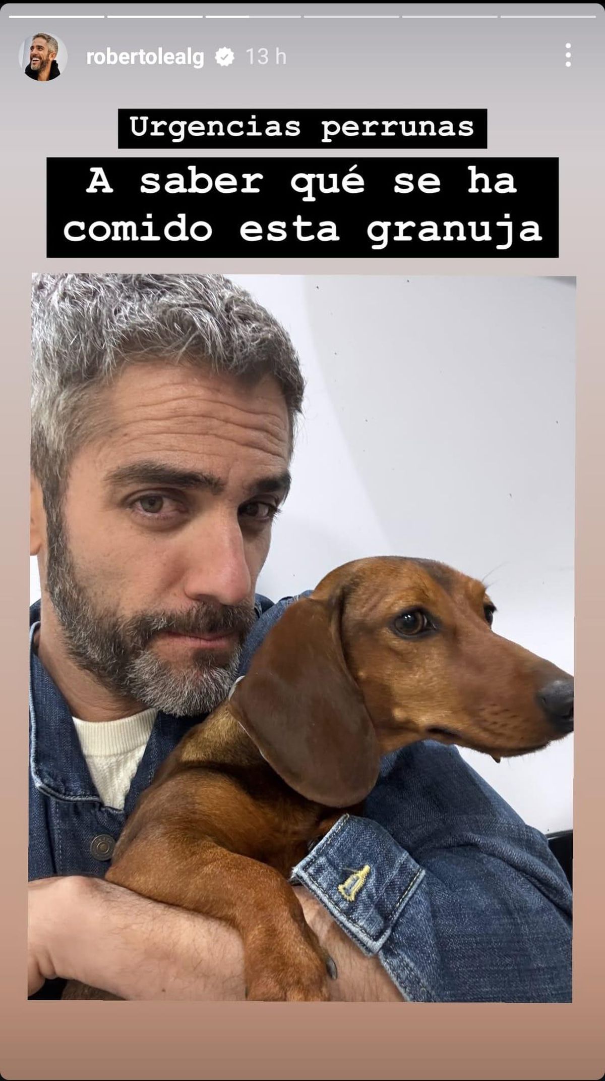 Roberto Leal con su perra en urgencias