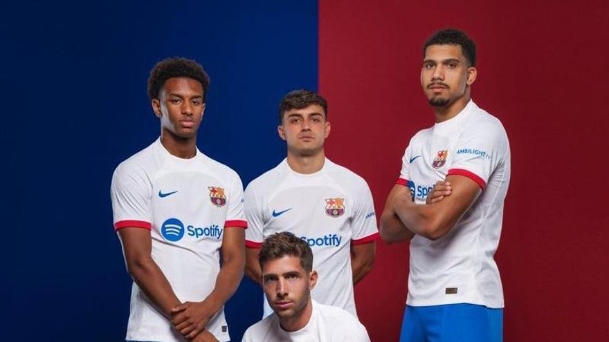 El Barça presenta la camiseta blanca que será su segundo uniforme esta temporada