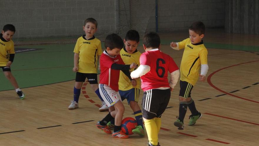 Una actividad de fútbol sala para los más pequeños en el pabellón de Bueu. // Santos Álvarez