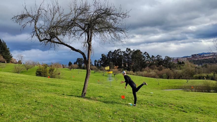 El estonio Roland Kõur lidera el Open de España de disc golf que se está disputando este fin de semana en Oviedo