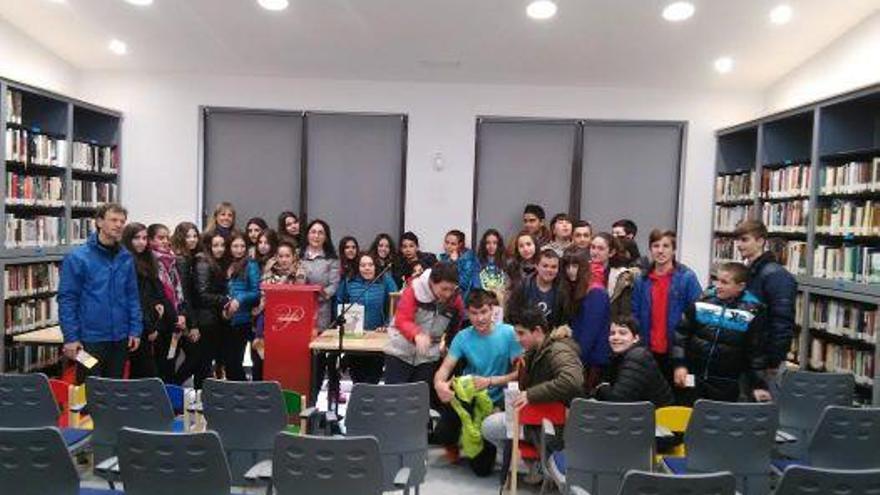 Los jóvenes participan en los actos del Día del Libro programados en la biblioteca municipal de Villalpando.