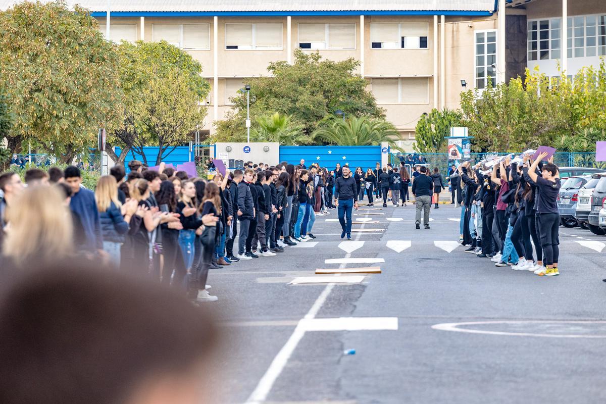 Alumnos de los institutos de Benidorm forman una "Cadena Humana" en la zona escolar del Salt de l'Aigua contra la violencia de género