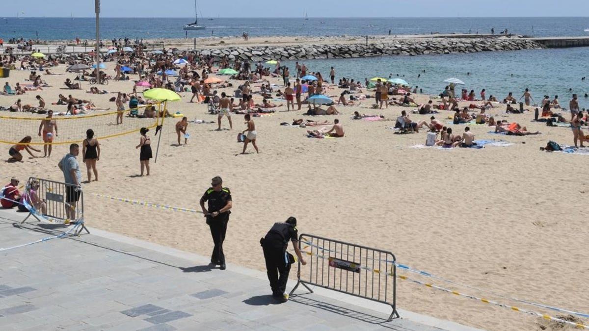 La Guàrdia Urbana delimita con cintas el acceso a la playa del Bogatell, en Barcelona