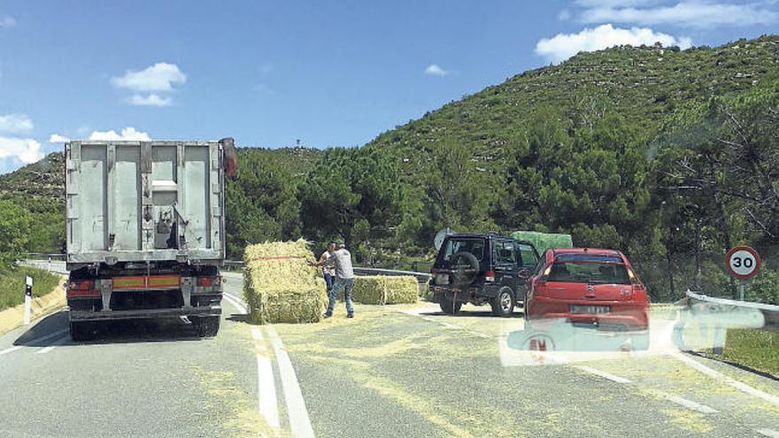 Es bolquen vuit bales de palla a la C-55, a Cardona