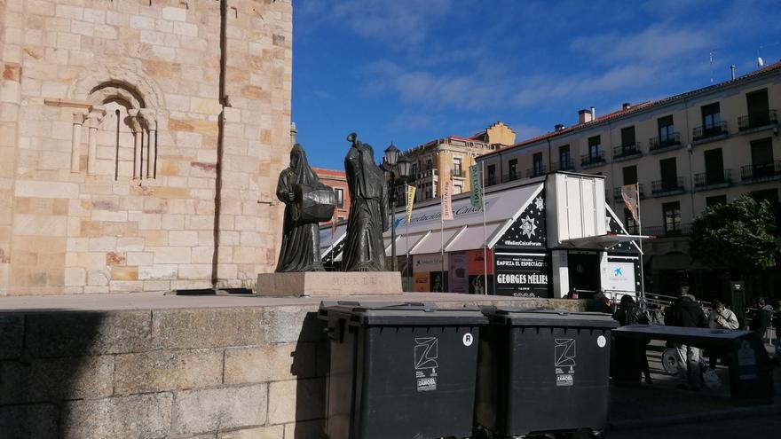 Quejas vecinales por los contenedores junto al Merlú en la Plaza Mayor de Zamora