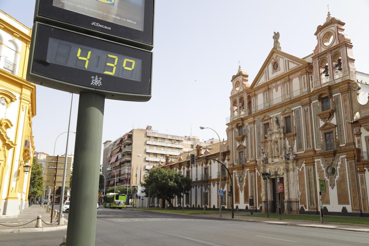 Un termómetro en Córdoba marca 43º durante la primera ola de calor del verano 2024