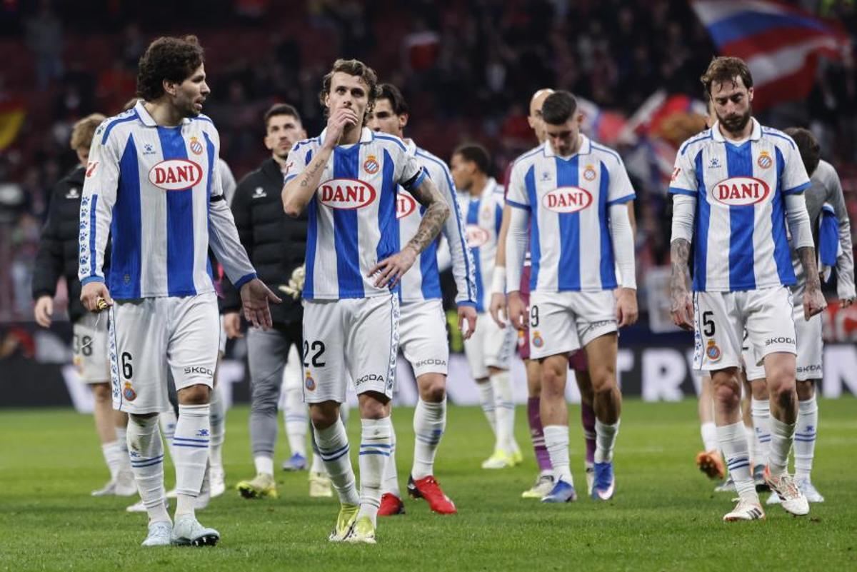 Los jugadores del Espanyol se lamentan de la derrota ante el Atlético de Madrid