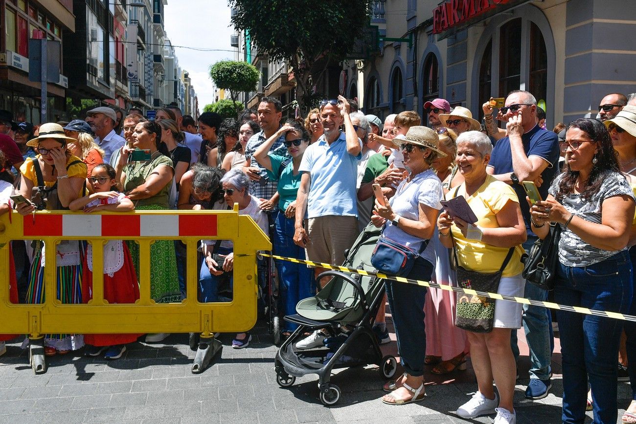 Una romería con bikini en Las Palmas de Gran Canaria