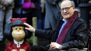 Quino, con una escultura de Mafalda