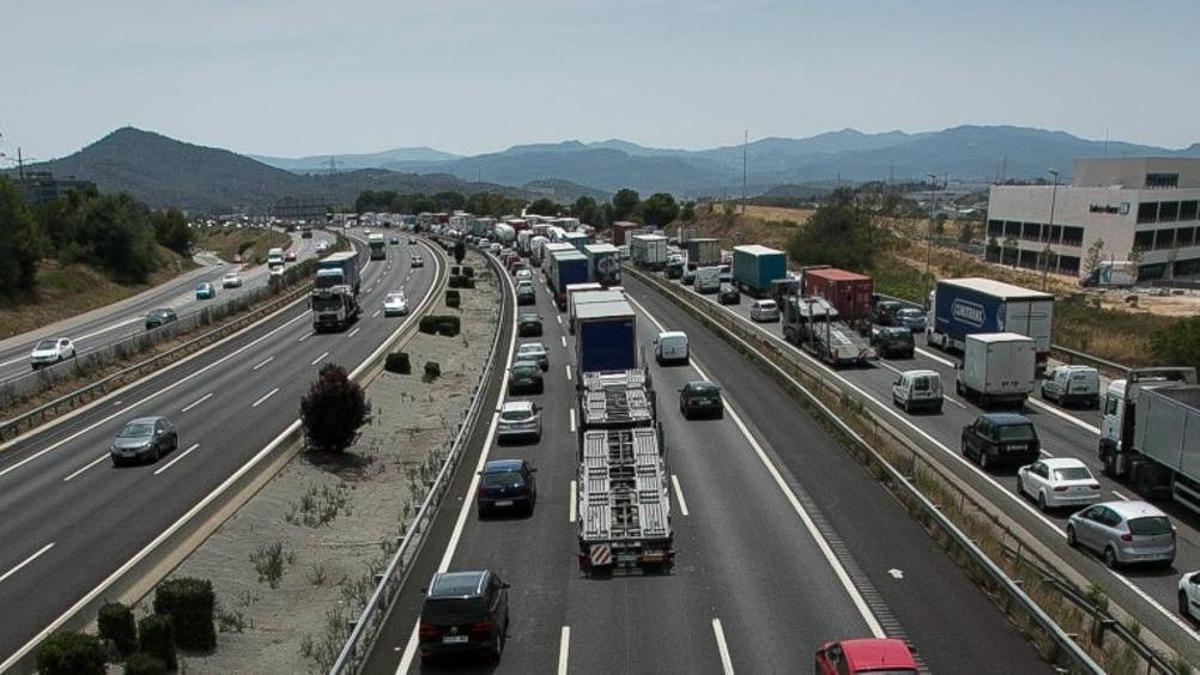 Camions circulen per l’AP-7 a l’altura del Papiol.