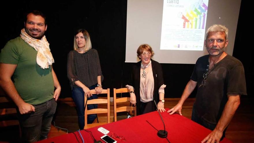 Adrián Rodríguez, Nayara Malnero, Rosa Somoano y Pedro Guillermo, antes del inicio del Foro Cultural.