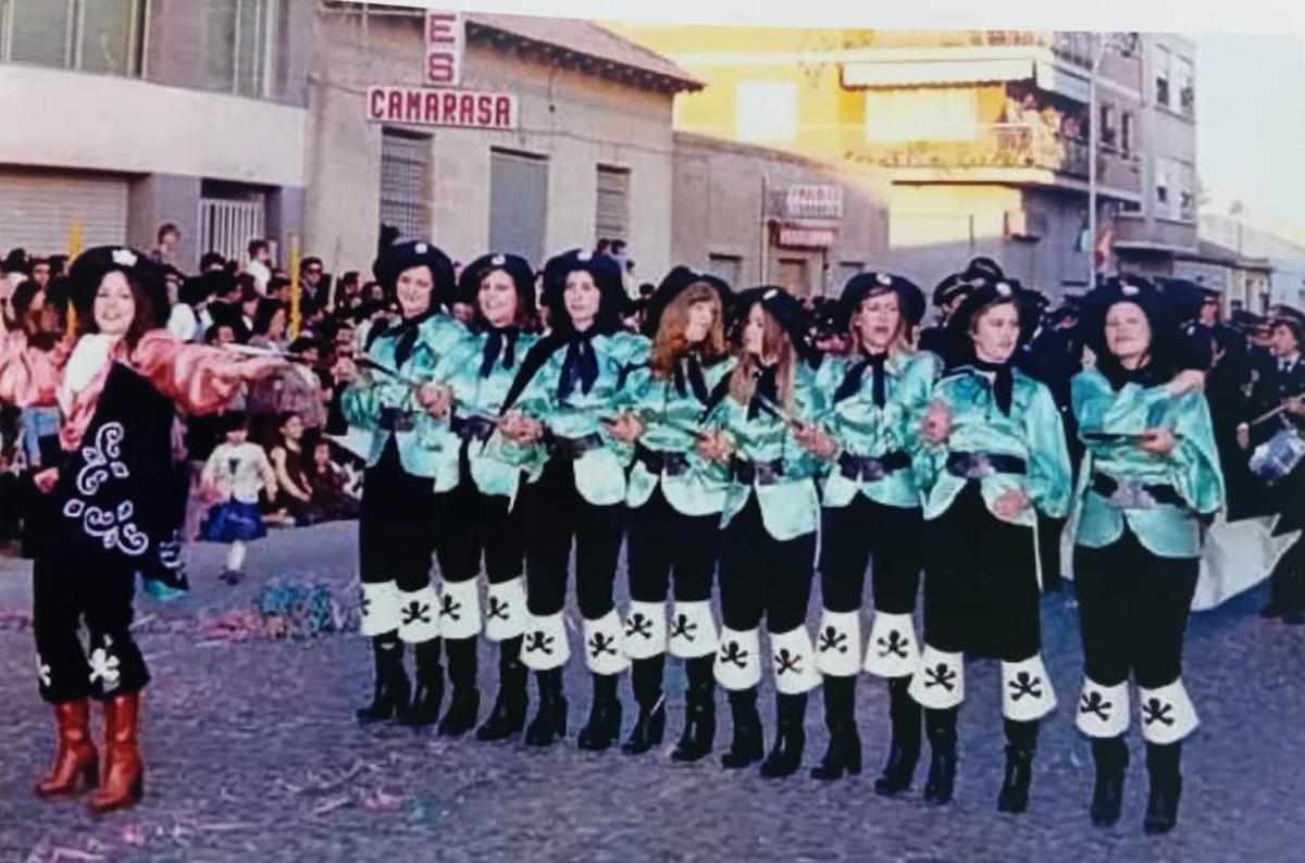 Primera filada de chicas Piratas, en 1976