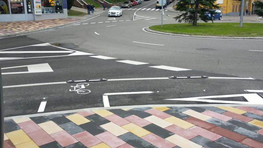 Entronque del carril bici con la rotonda de la Cuesta del Bolón.