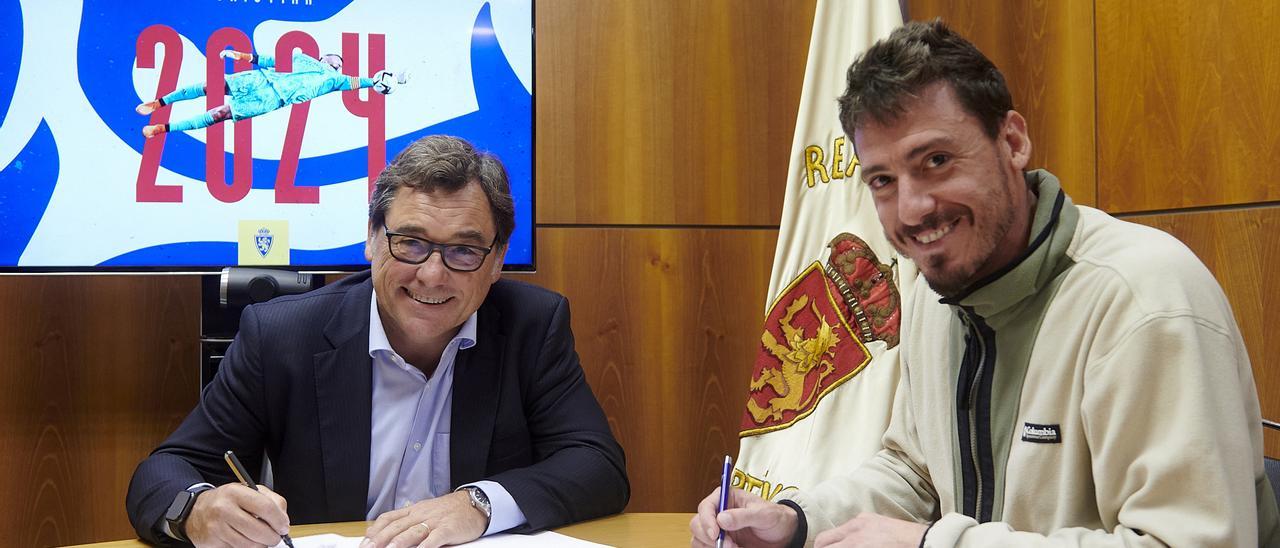 Cristian Álvarez firma la renovación de su contrato junto al director general, Raúl Sanllehí.