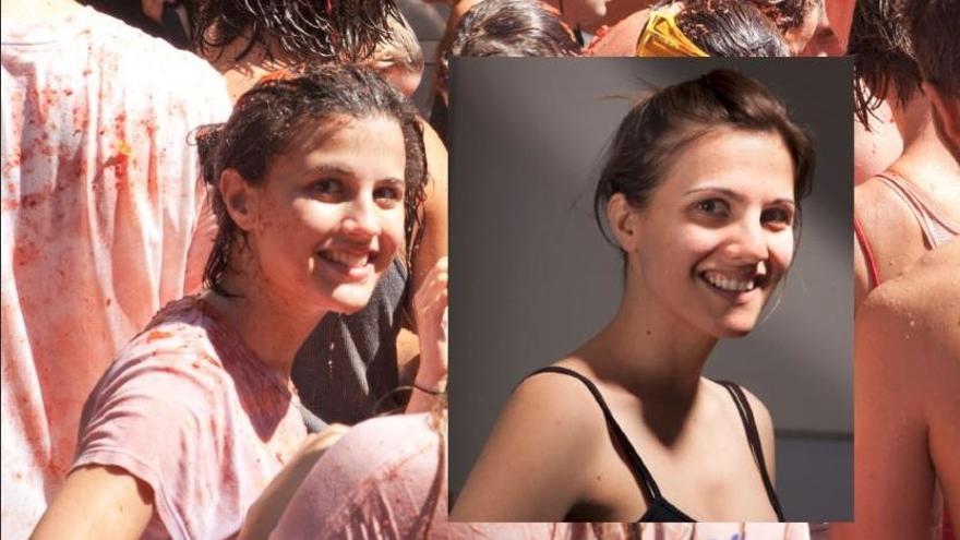 Una joven busca en las redes a su doble en la Tomatina