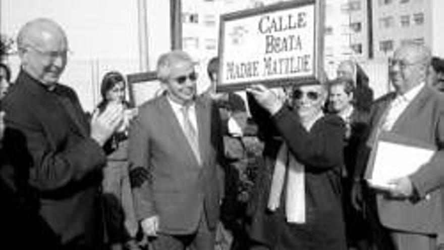 CALIDO HOMENAJE A LA MADRE MATILDE EN EL ESTRENO DE SU CALLE EN EL RODEO