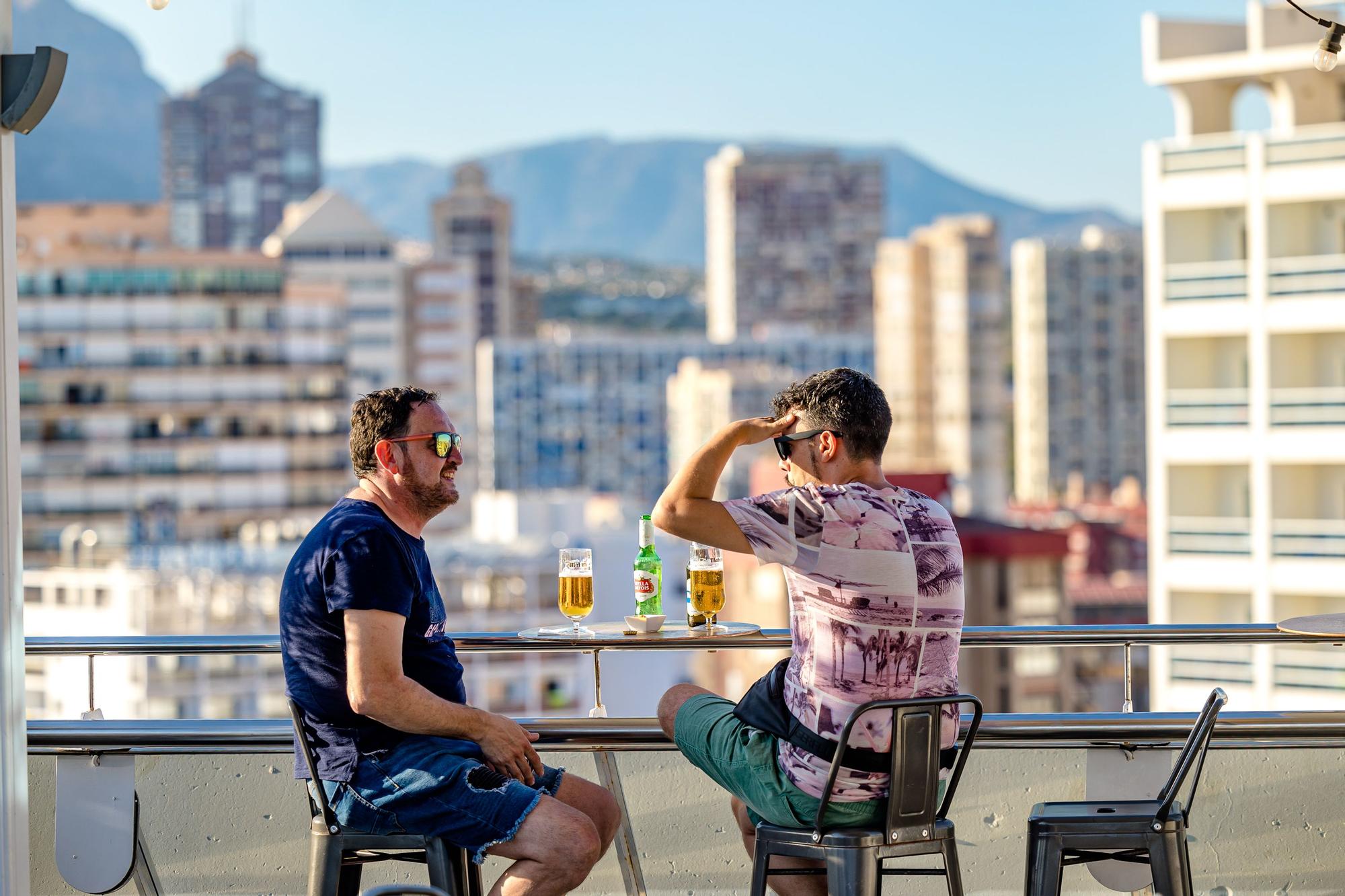 Las "rooftop" se han convertido en uno de los reclamos de los hoteles de la ciudad con bares, tanto para clientes como visitantes, o piscinas