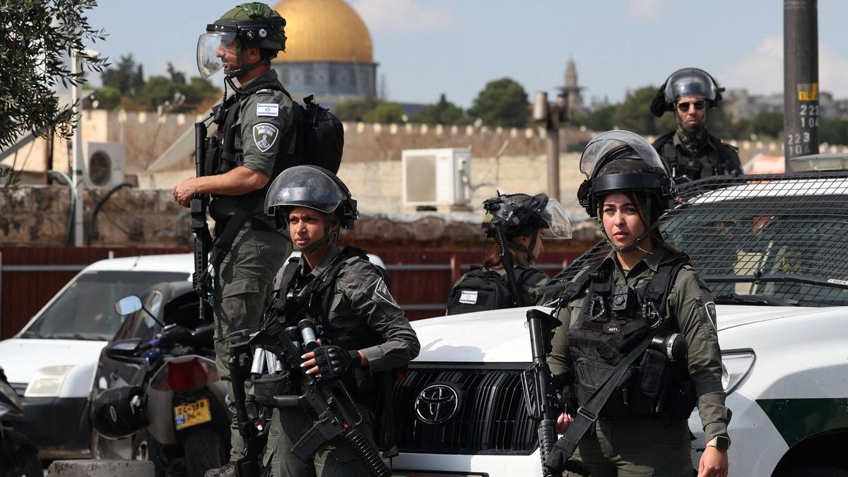 Policías israelíes montan guardia durante el rezo del viernes noche en el barrio de Ras al-Amud, en Jerusalén Este.