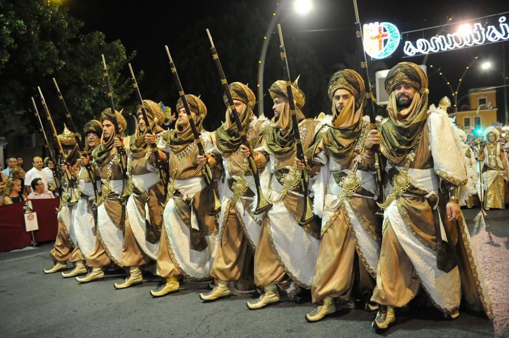 Desfile de Moros y Cristianos por las calles de Mu