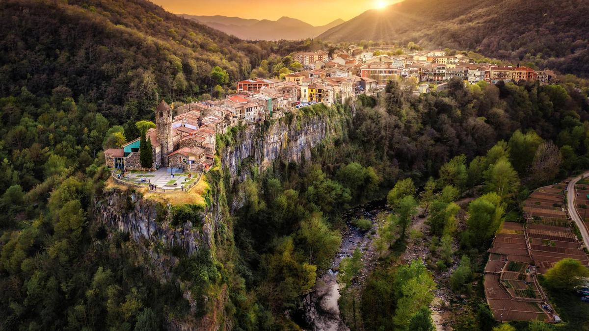 Escondido en Girona, se eleva 60 metrpos sobre un promontorio volcánico